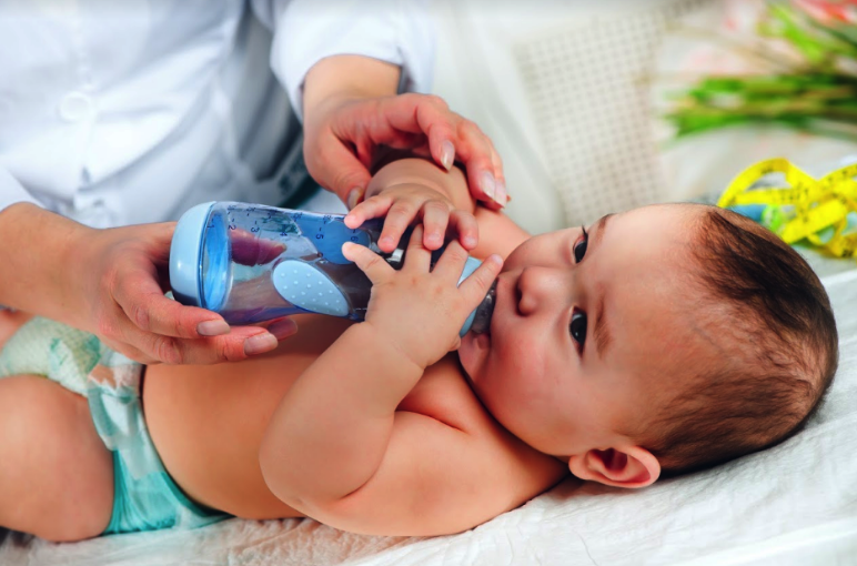 ¿Cuándo deben empezar a beber agua los bebés?