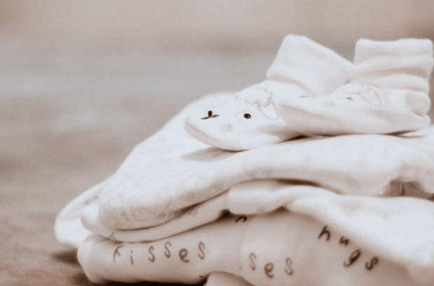 Así deberías lavar la ropa de un recién nacido